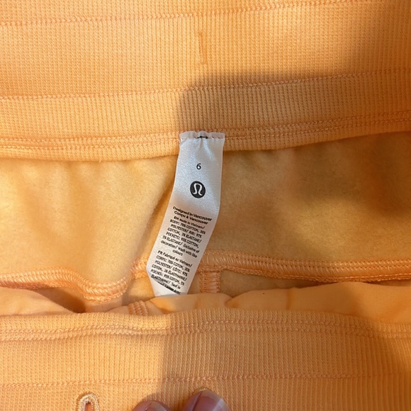 Lululemon Scuba High Ride Short 5” -Peach - Picture 3 of 3